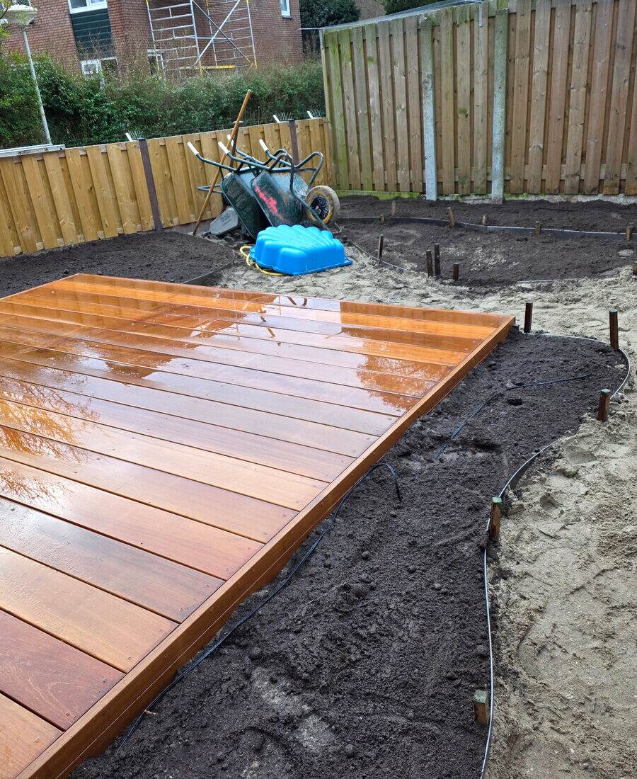 Nieuwe houten vlonder